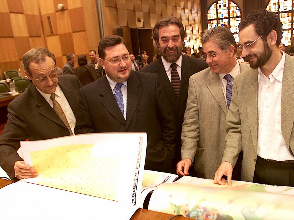 Rafael Gómez Pastrana, José Atarés, Juan Alberto Belloch, Manuel Blasco y Antonio Gaspar, en abril de 2001, en el pleno de aprobación del Plan General de Ordenación Urbana (PGOU).