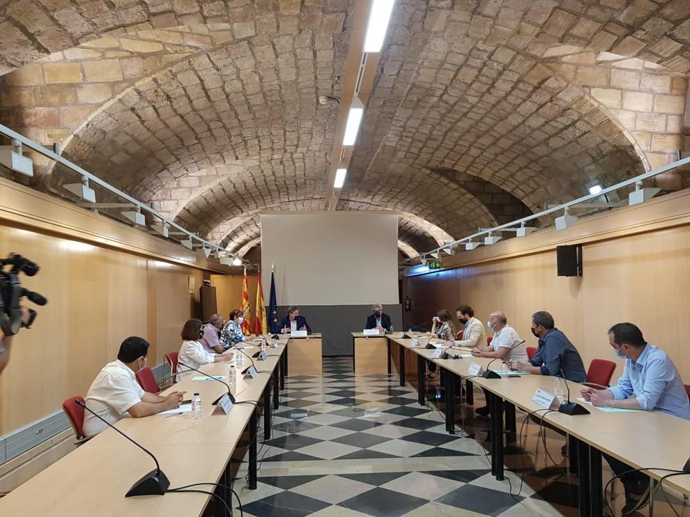 El consejero de Vertebración del Territorio, José Luis Soro, se ha reunido este lunes con diez alcaldes afectados por el recorte de los servicios ferroviarios regionales.