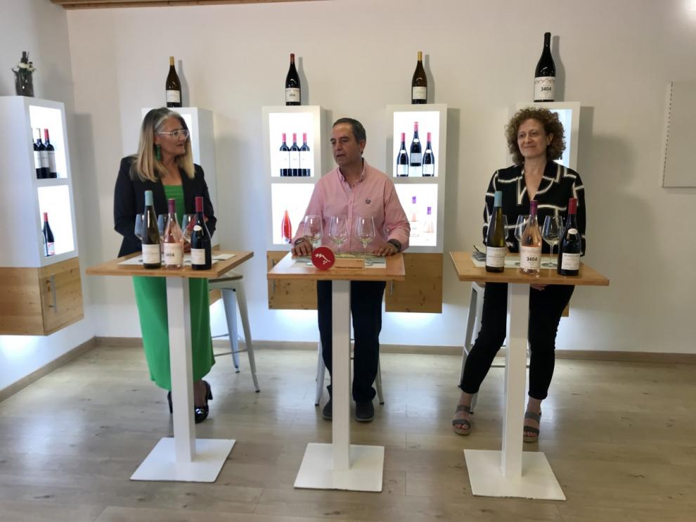 Raquel Latre, Jesus Astrain y Cristina Barón, en la cata de vinos de Bodega Pirineos.