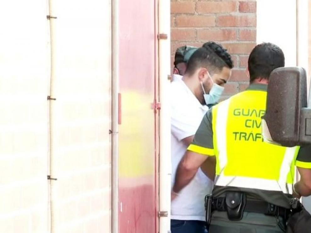 El detenido, Manuel C. T., a su salida del cuartel de Casetas, camino del juzgado de guardia.