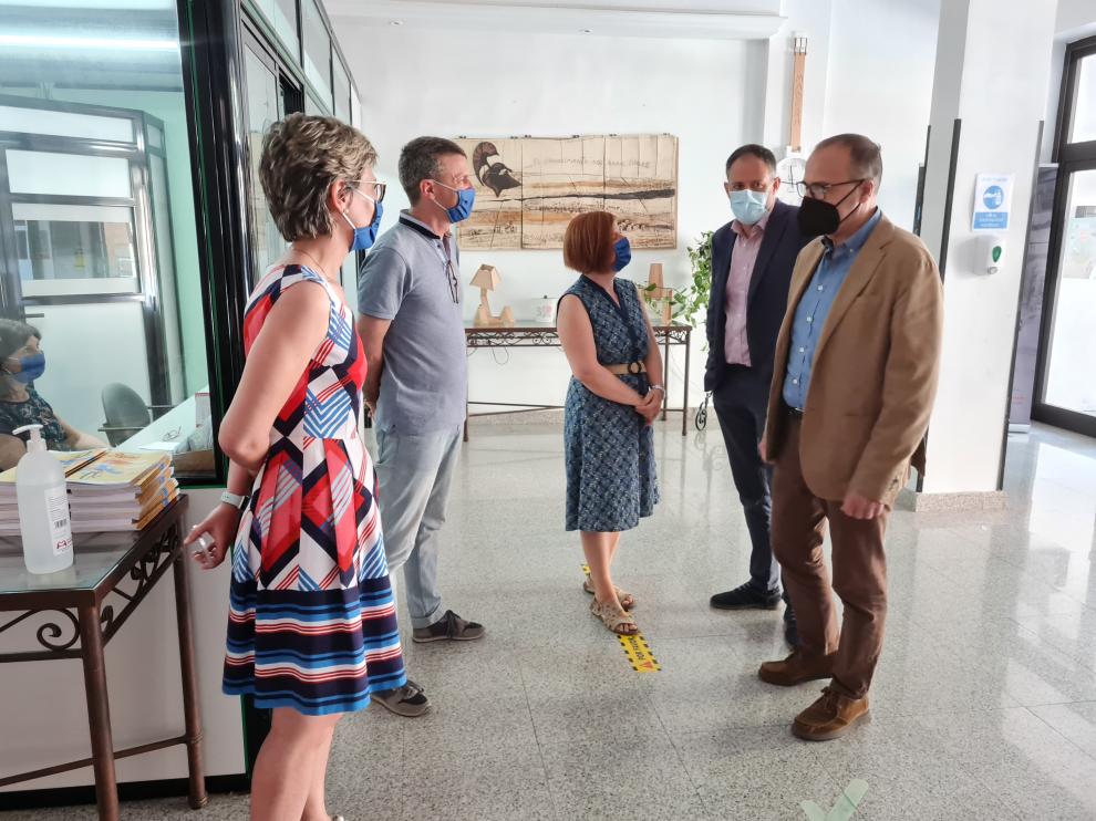 Felipe Faci durante su visita al IES Virgen del Pilar.