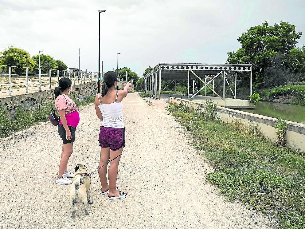 Carmen señala una plataforma de Valdefierro desde la que los jóvenes se lanzan al cauce