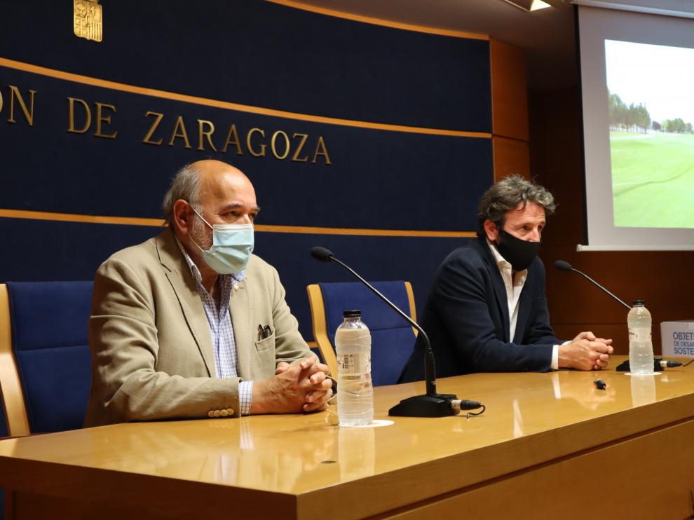 El alcalde de Calatayud, José Manuel Aranda, y el responsable de Gambito Golf, Jorge Piera.