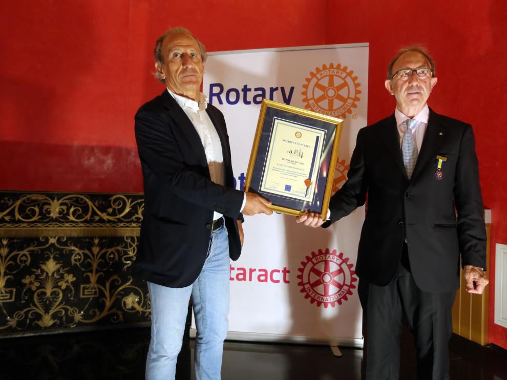 Petón recibe la distinción del Rotary Club de Huesca.