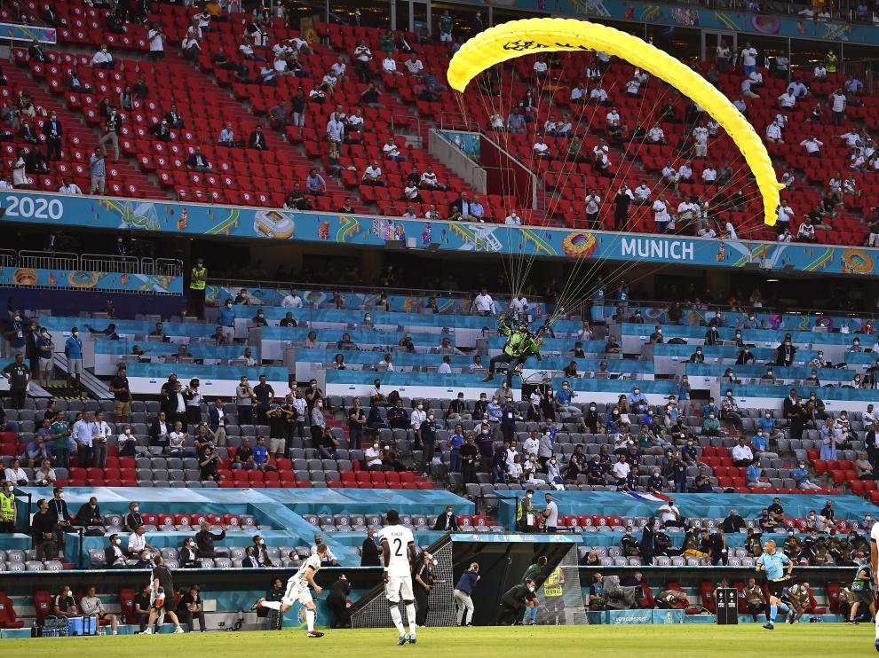 Un activista de Greenpeace pierde el control de su paracaídas y cae en el Allianz Arena de Múnich.