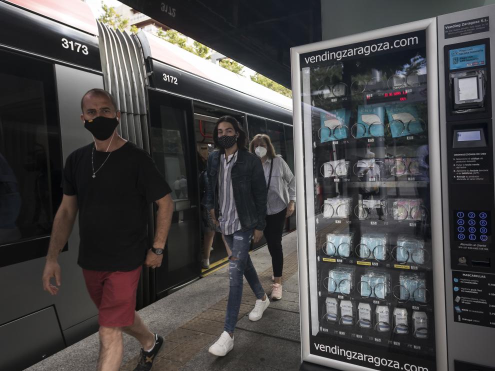 Una máquina de 'vending' de mascarillas, en la parada del tranvía de plaza de Aragón.