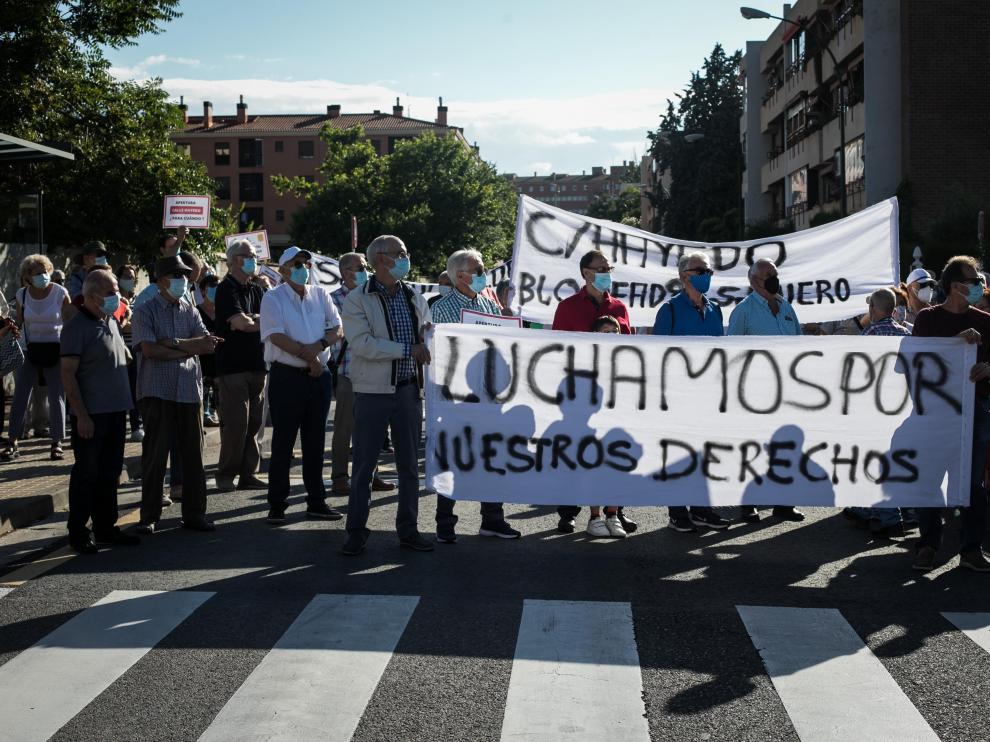 Protesta de los vecinos ante el bloqueo del proyecto de prolongación de la calle de Hayedo de Zaragoza