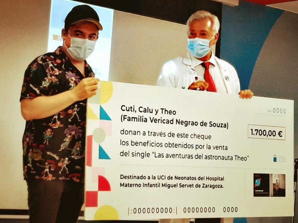 Cuti Vericad le entrega al doctor Luis Callén el cheque.