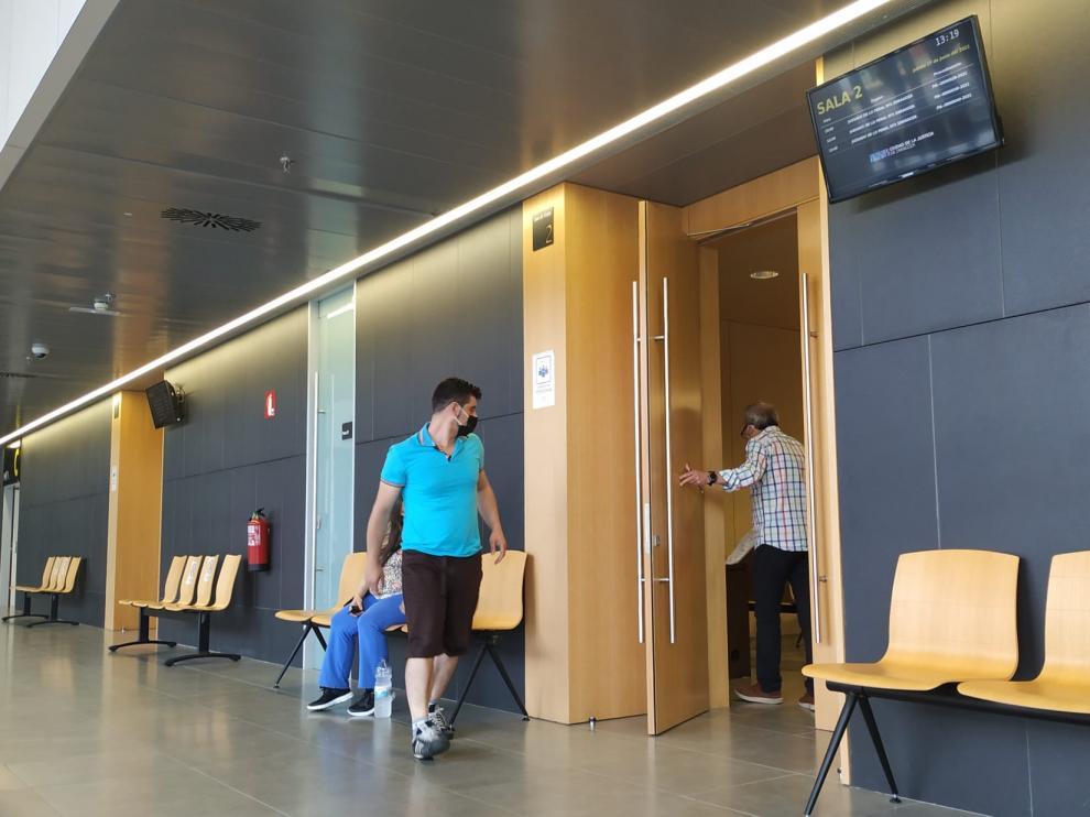 El acusado, cuando entraba a la sala de vistas de la Ciudad de la Justicia de Zaragoza.