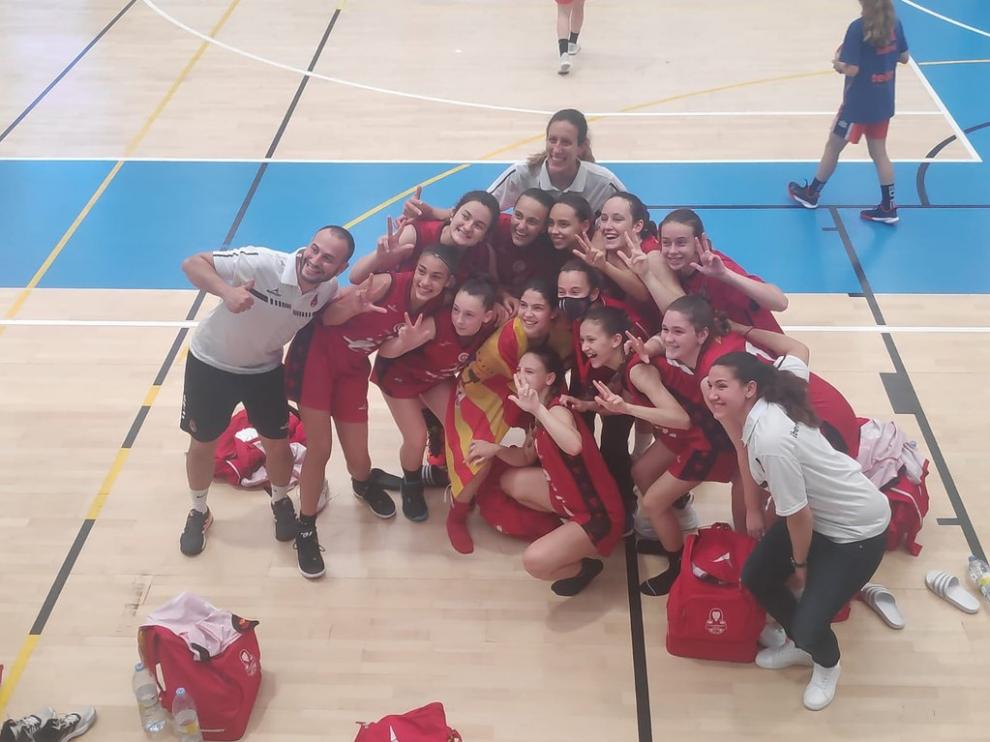 El Infantil A del Casademont, celebrando el bronce del Campeonato de España.