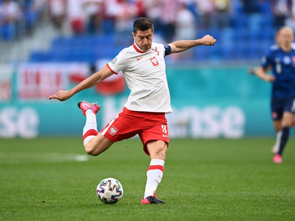 Robert Lewandowski dispara a portería en el primer partido de la Eurocopa contra Eslovaquia.