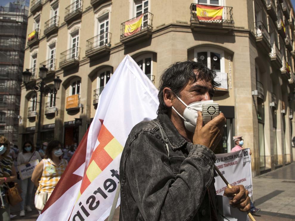 Los interinos se manifiestan en el centro de Zaragoza: "Iceta, trilero, oposita tú primero".