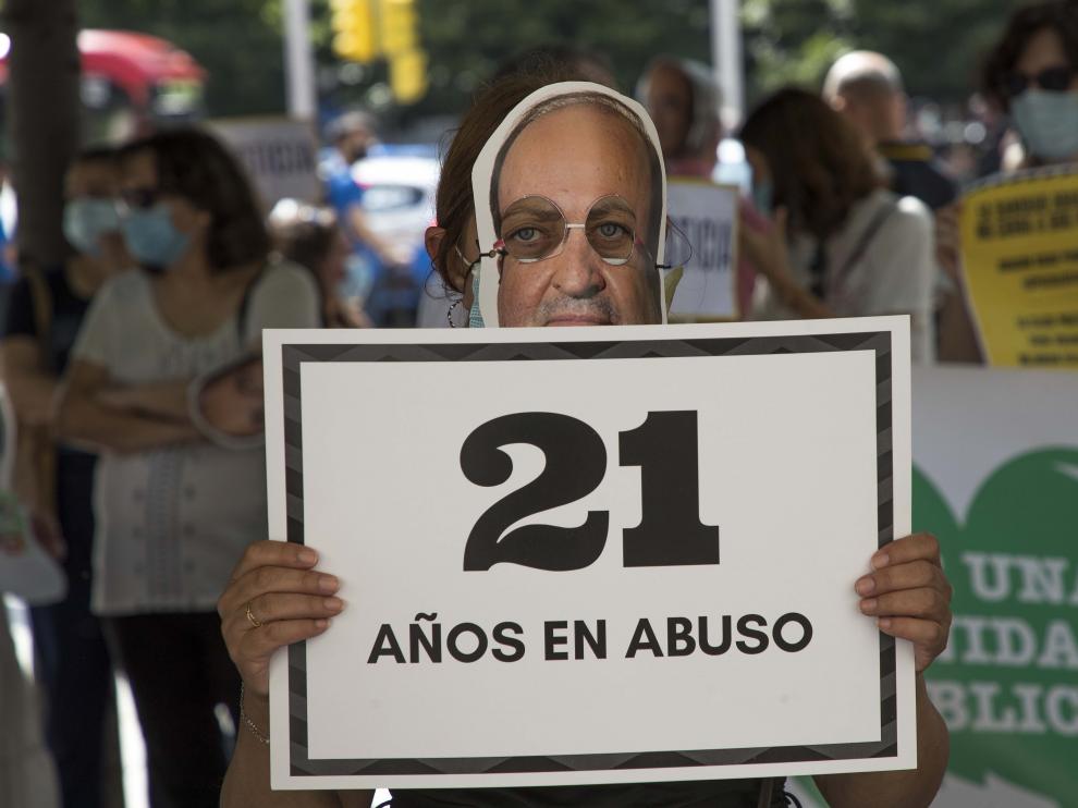 Los interinos se manifiestan en el centro de Zaragoza: "Iceta, trilero, oposita tú primero".