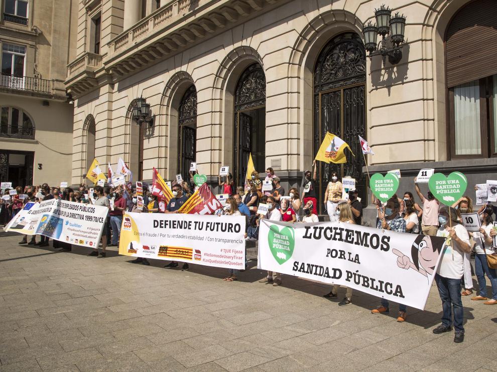 Los interinos se manifiestan en el centro de Zaragoza: "Iceta, trilero, oposita tú primero".