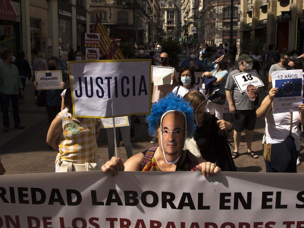 Los interinos se manifiestan en el centro de Zaragoza: "Iceta, trilero, oposita tú primero".