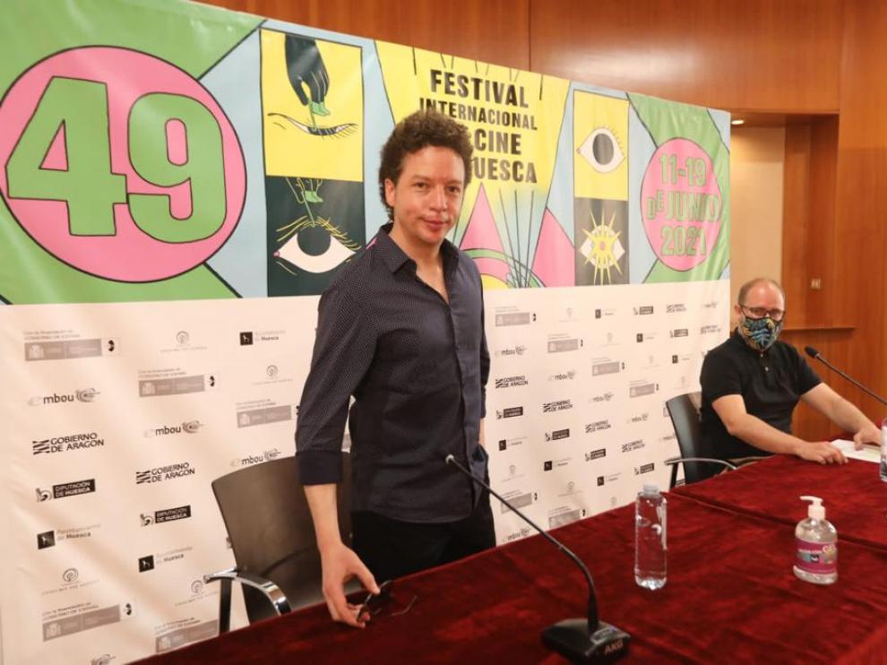 Michel Franco, de pie, y el director del Festival de Cine de Huesca, Rubén Moreno.