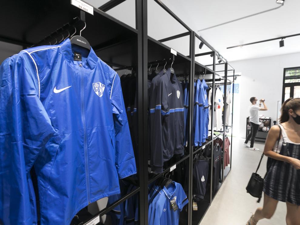 La tienda oficial del Coso Bajo ya tiene material a la venta.