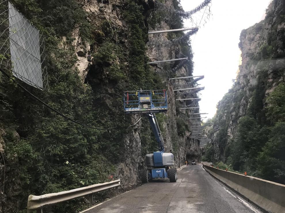 Últimos retoques poco antes de la reapertura del congosto del Ventamillo.