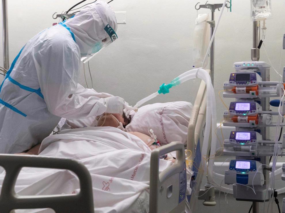 Un enfermero del hospital Morales Meseguer, de Murcia, atiende a un paciente ingresado por COVID-19 en la UCI