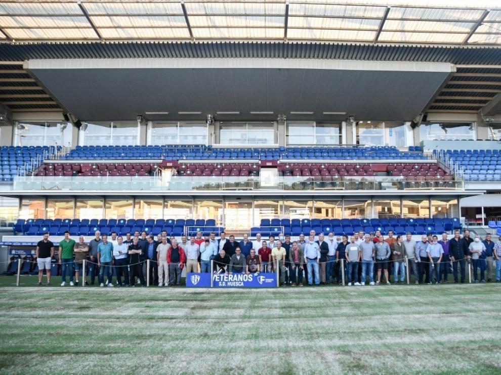 Los veteranos de la SD Huesca posaron para la posteridad.