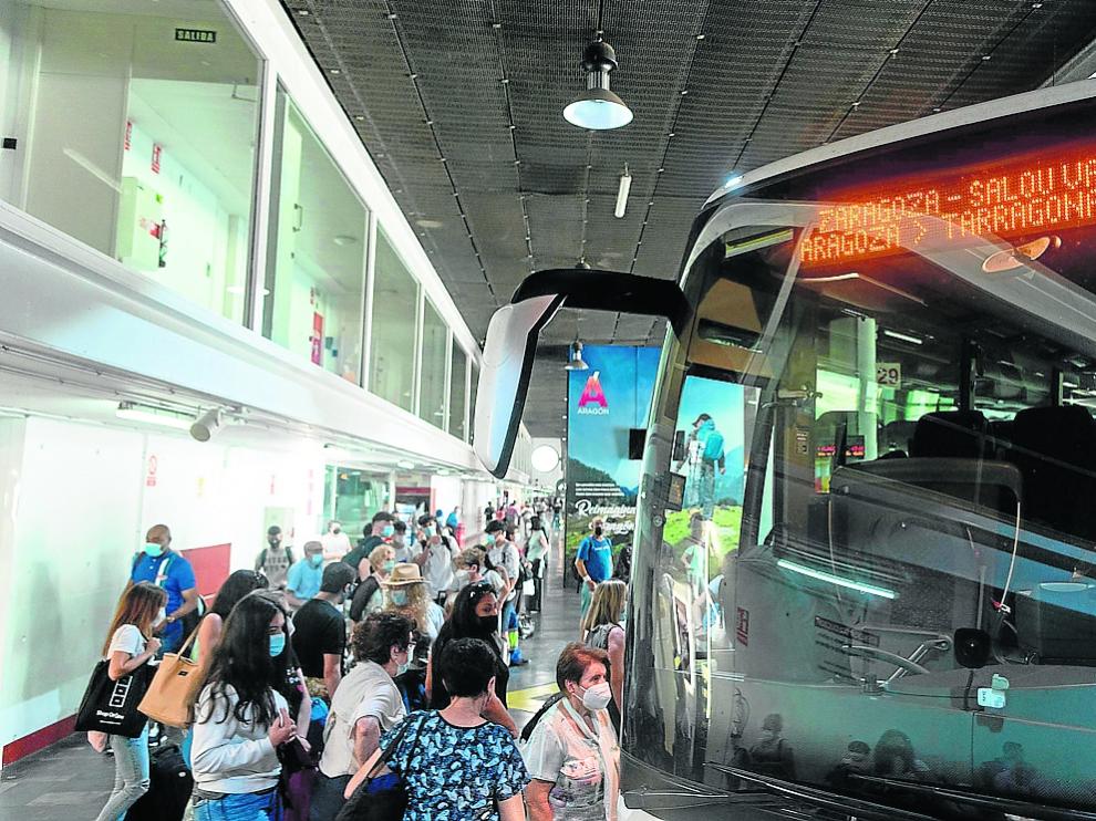 Un grupo de viajeros espera a subir al autobús de Salou, el pasado viernes, en la estación de Delicias.