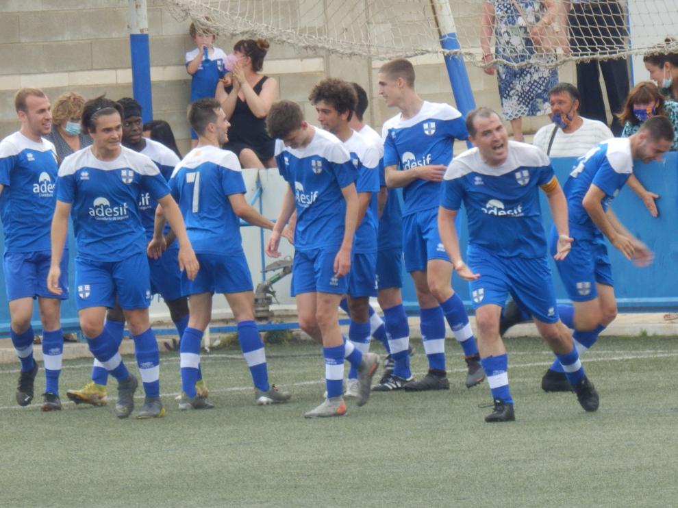 Los jugadores del Giner Torrero celebran uno de los goles.
