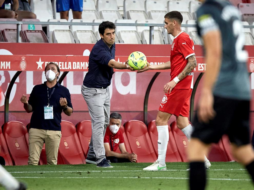 Iraola da instrucciones a sus futbolistas durante el choque de Montilivi.