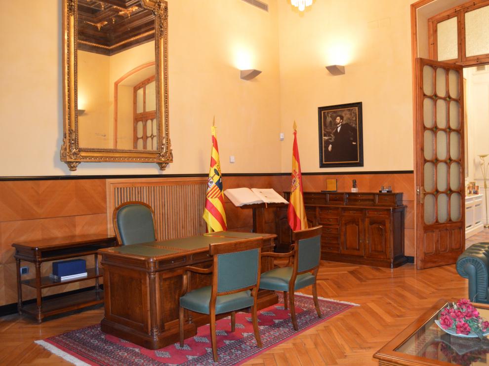 Un retrato de Basilio Paraíso preside esta emblemática estancia del edificio Caja Rural de Aragón.
