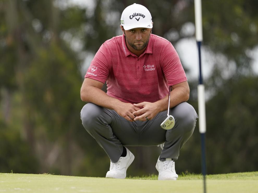 Jun 20, 2021; San Diego, California, USA; Jon Rahm plays his shot from the second tee during the final round of the U.S. Open golf tournament at Torrey Pines Golf Course. Mandatory Credit: Orlando Ramirez-USA TODAY Sports[[[REUTERS VOCENTO]]] GOLF/