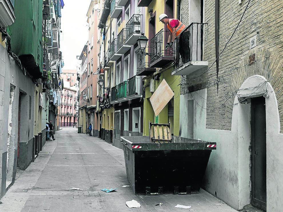 Trabajos de limpieza de un edificio okupado en la calle de Agustina de Aragón, en 2019.