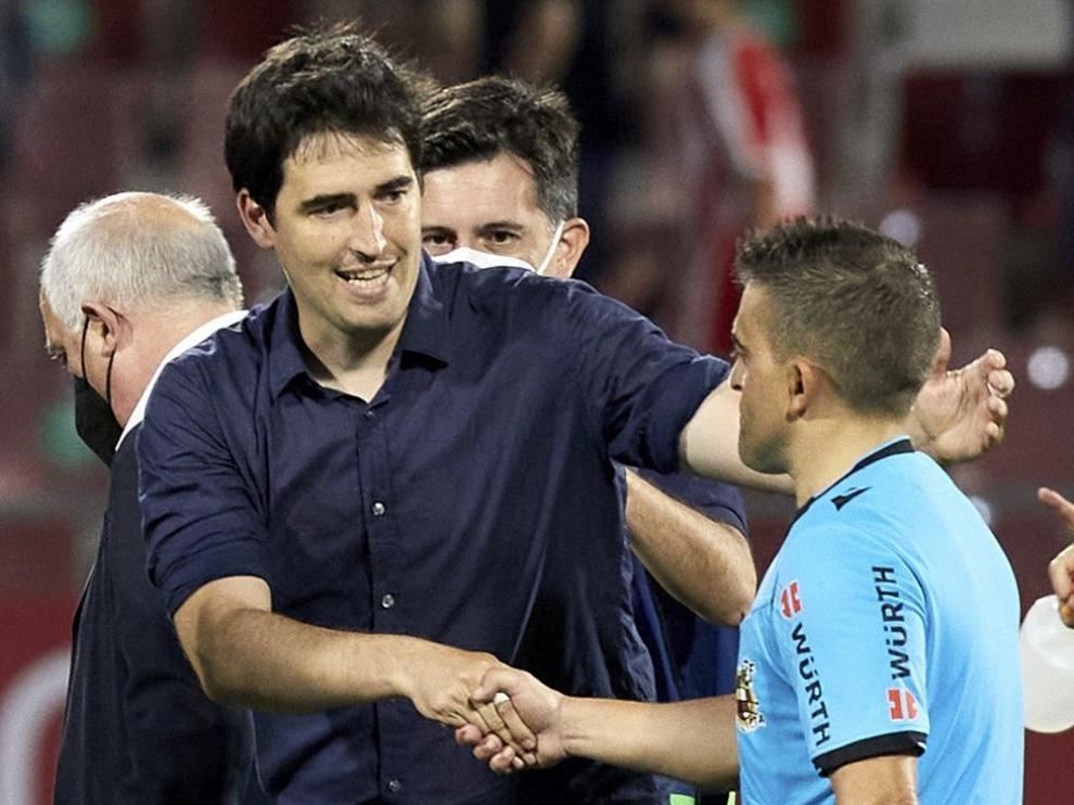 Andoni Iraola saluda al colegiado del partido ante el Girona.