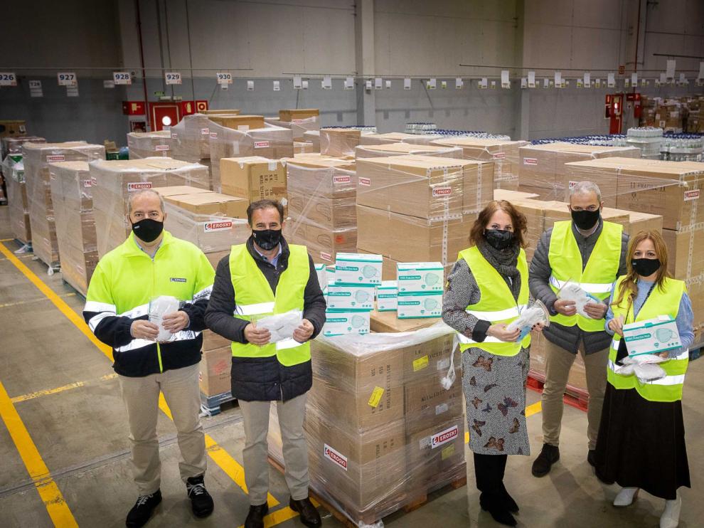Acto de entrega de las mascarillas de Eroski al equipo de Gobierno del Ayuntamiento de Zaragoza.