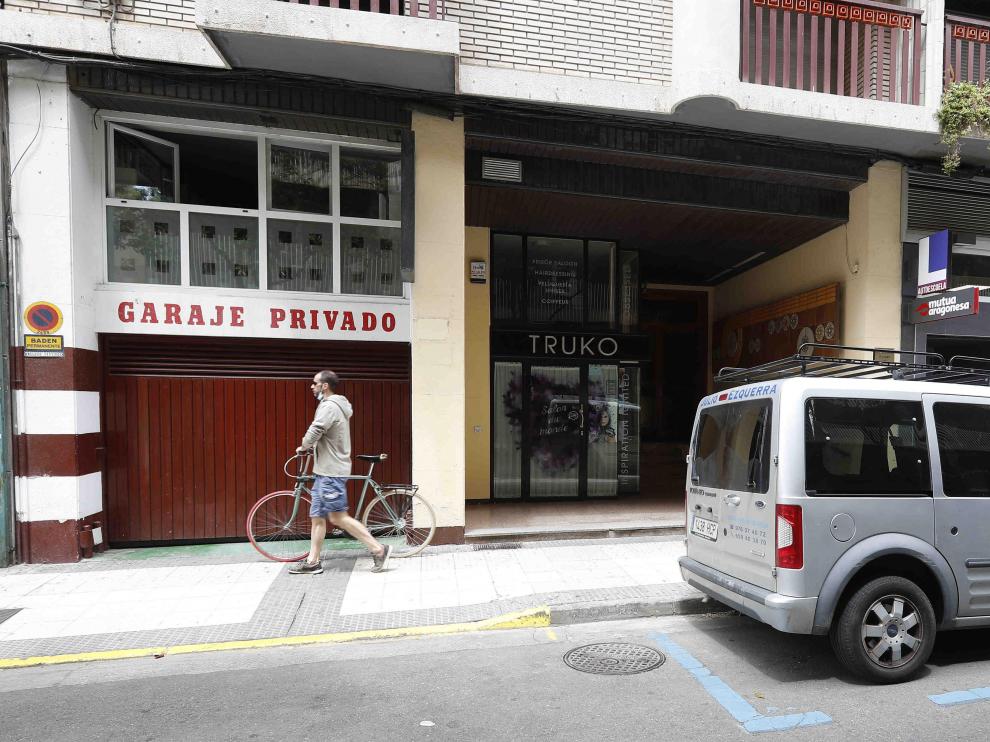 Un garaje privado junto a plazas de estacionamiento regulado en la calle de Doctor Cerrada.