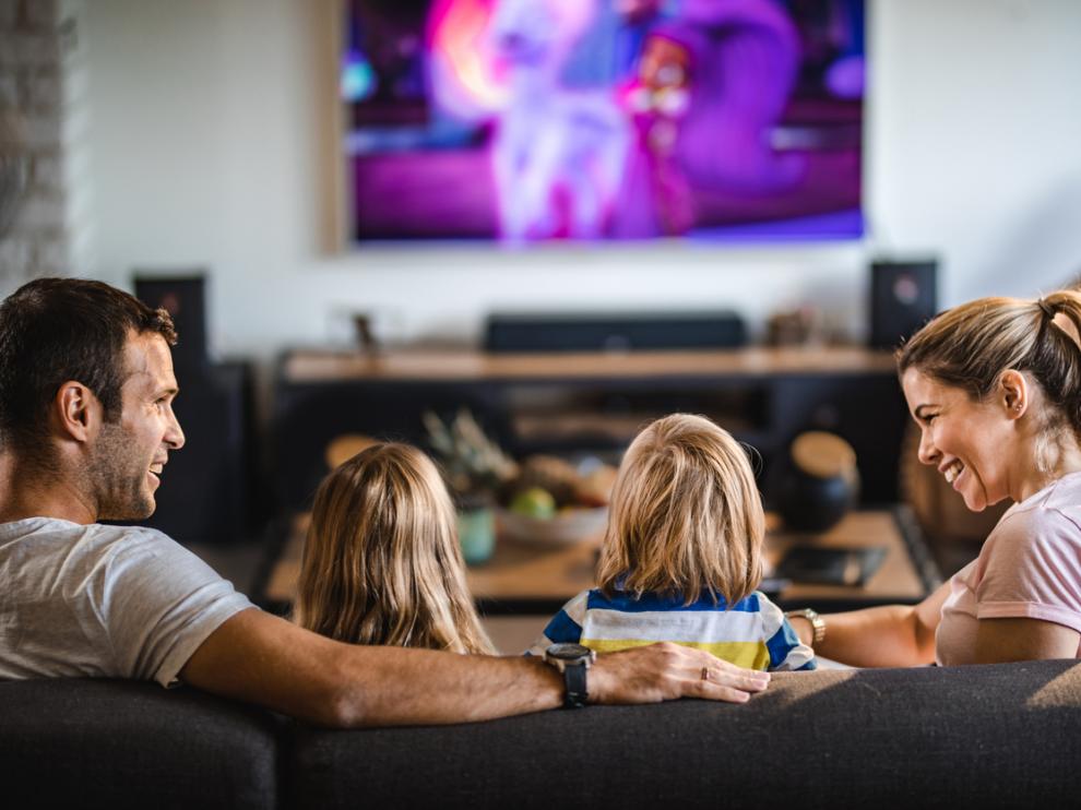 Toda la familia junta viendo la televisión