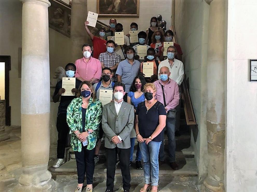 Los alumnos de los cursos con el alcalde y concejales tras recibir sus diplomas.