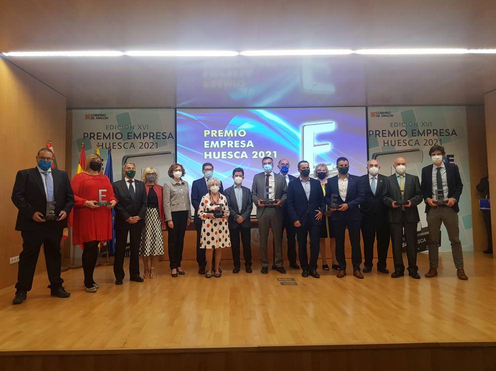 Foto de familia de los galardonados en los Premios Empresa Huesca 2021.