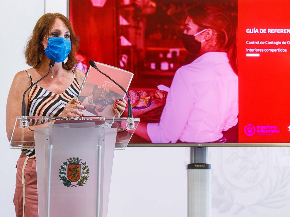 La concejal de Economía, Carmen Herrarte, durante la presentación de la Guía de Referencia Covid.