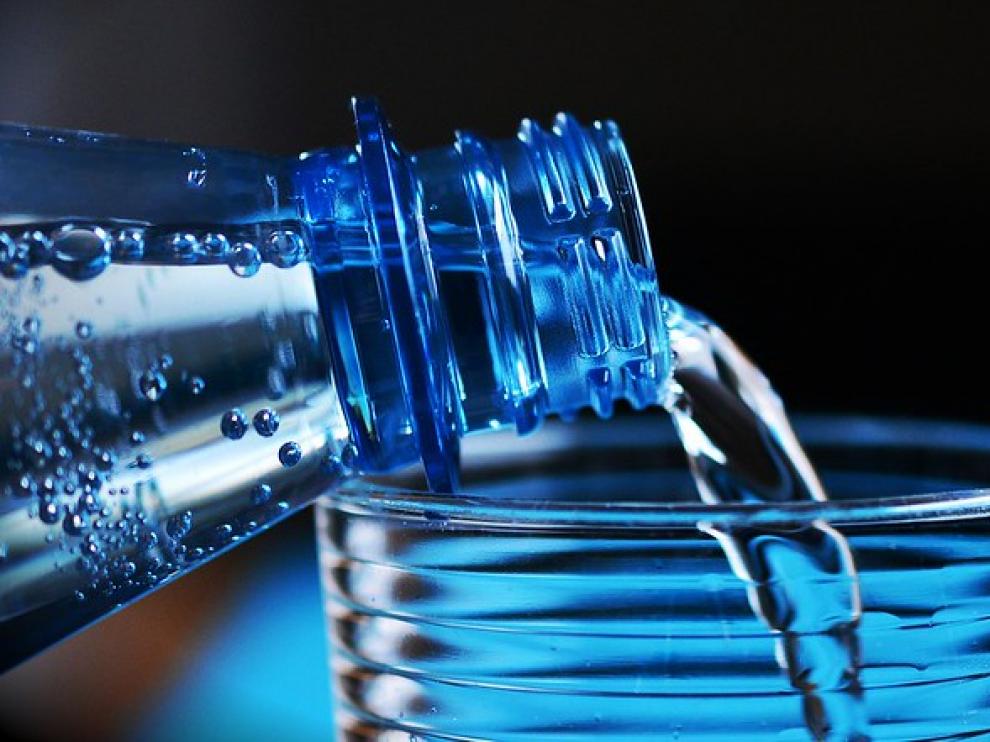 ¿Cuánta agua es recomendable beber al día?