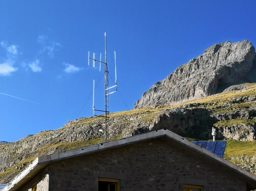 Antena de radio para el canal SOS-Montaña en el refugio de Góriz.