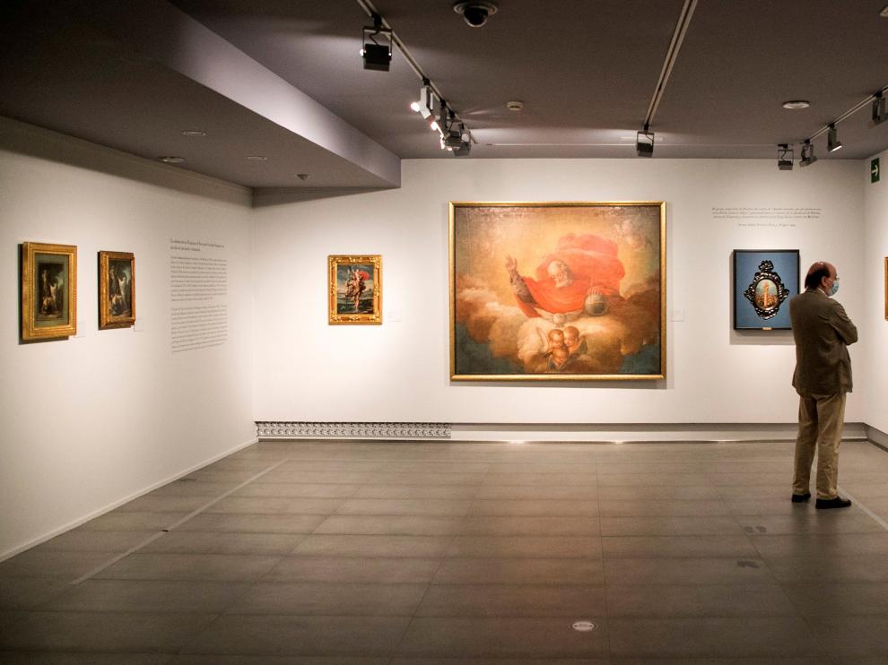 En la pared del fondo, las tres pinturas de Goya que descubre la exposición presentada ayer en Zaragoza