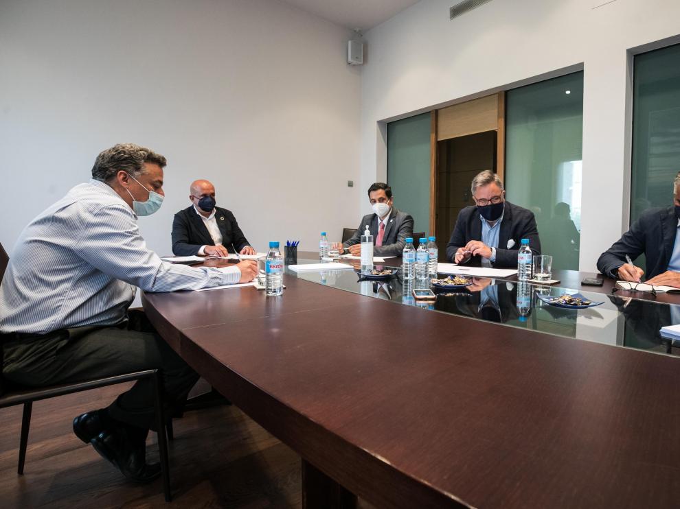 Los participantes y el moderador tomaron nota de las novedades en materia de RSC, en la mesa debate. oliver duch