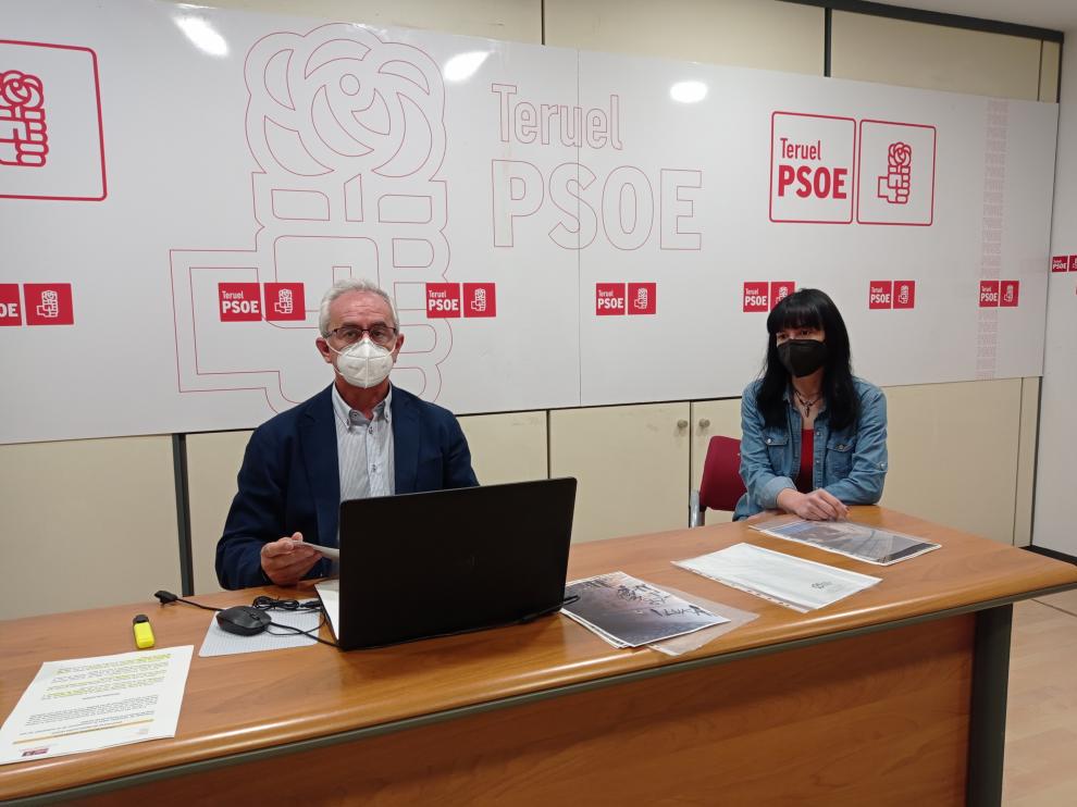 El portavoz del PSOE, Samuel Morón, y la concejal Sara Torres.