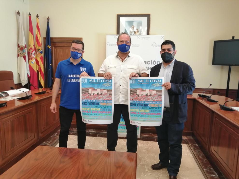 Leo Tena, Hugo Arquímedes Ríos y Diego Piñeiro, muestran el cartel de la tercera edición del MIL Festival.