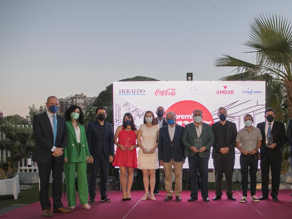 Los galardonados en los Premios Con Mucho Gusto, junto a los representantes de las empresas patrocinadoras, responsables de HERALDO y el consejero Olona