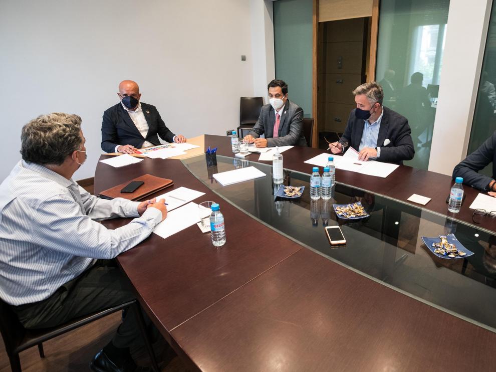 Los cuatro ponentes, junto con el moderador, durante la mesa debate celebrada el pasado lunes en la sede de HERALDO.