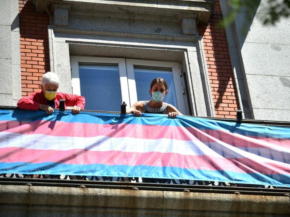 Momento de la colocación de la bandera en el balcón subido a Twitter por Irene Montero