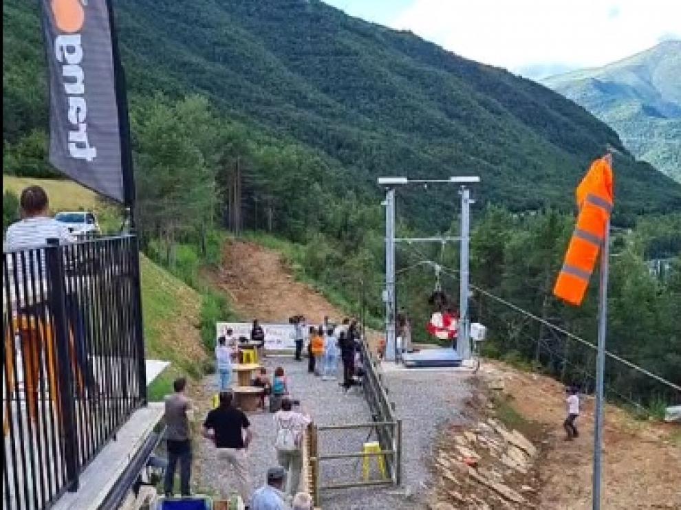 Momento de la llegada del paracaidista profesional que ha batido el récord del mundo de velocidad en la tirolina Ordesa-Pirineos.