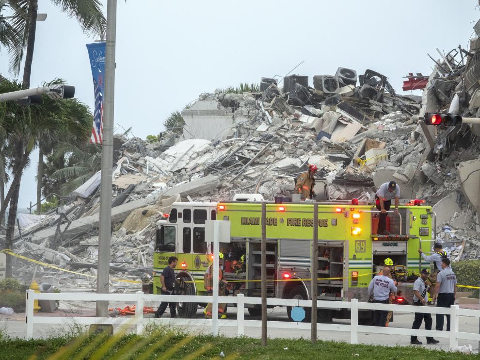 Surfside (United States), 24/06/2021.- A view of the partial collapsed 12-story condominium building in Surfside, Florida, USA, 24 June 2021. Miami-Dade Fire Rescue officials said more than 80 units responded to the collapse at the condominium building near 88th Street and Collins Avenue just north of Miami Beach around 2 a.m. Surfside Mayor Charles W. Burkett said during a press conference that one person has died, and at least 10 others were injured in the accident. (Incendio, Estados Unidos) EFE/EPA/CRISTOBAL HERRERA-ULASHKEVICH Multi-story building partially collapses near Miami, Florida