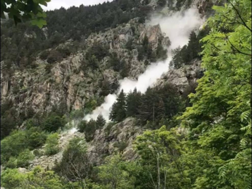 Unos visitantes han captado el momento del desprendimiento de rocas en una de las laderas del balneario de Panticosa.