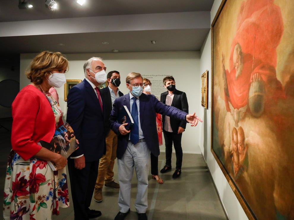 Maite Ciriza, directora de Cultura y Patrimonio de la Fundación Ibercaja, José Luis Rodrigo, director general de la misma fundación, y Arturo Ansón, comisario de la muestra, comentan detalles de uno de las pinturas de Goya que salen a la luz con esta muestra.